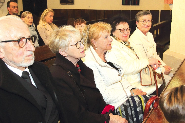 Członkowie stowarzyszenia modlili się za żyjących i zmarłych osadników miasta.