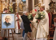 Księża otrzymali kwiaty, ale przede wszystkim dar modlitwy.