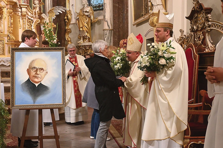 Księża otrzymali kwiaty, ale przede wszystkim dar modlitwy.