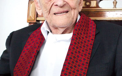 Andrzej Hamada podczas benefisu z okazji 100. rocznicy jego urodzin, który miał miejsce w Galerii Sztuki Współczesnej w Opolu.