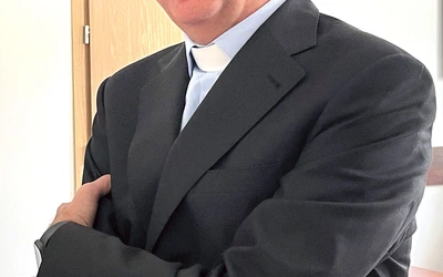 Ks. dr hab. Rafał Bednarczyk.Duchowny jest prezbiterem naszej diecezji. Pochodzi z Żuromina, przez wiele lat był pracownikiem Wydziału Katechetycznego Kurii Diecezjalnej, a ostatnio proboszczem parafii Rbowo. Od ubiegłego roku stoi na czele WT UKSW.
