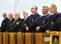 Ołtarz powstał z inicjatywy członków Kętrzyńskiego Klubu Żeglarskiego  „Kaper”. 