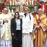Misjonarki wraz z ks. Grzegorzem Sonnkiem (z lewej) oraz z ks. Stanisławem Kleinem.