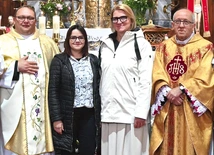 Misjonarki wraz z ks. Grzegorzem Sonnkiem (z lewej) oraz z ks. Stanisławem Kleinem.