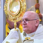 Arcybiskup Józef Górzyński poświęcił nową monstrancję, która w procesji została przeniesiona do kaplicy. 