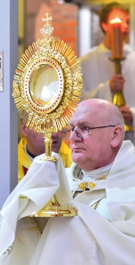 Arcybiskup Józef Górzyński poświęcił nową monstrancję, która w procesji została przeniesiona do kaplicy. 