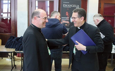 Prymas Polski abp Wojciech Polak (z lewej) wita się z bp. Luisem Manuelem Alí Herrerą w Domu Pielgrzyma na Górze Świętej Anny.