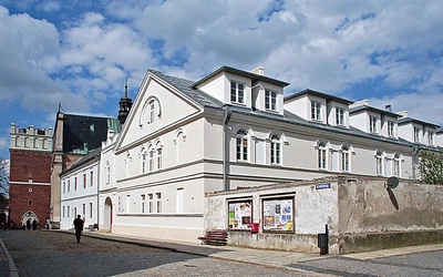 Ośrodek mieści się w pobliżu Rynku Starego Miasta.