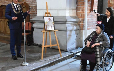 Akt nadania zakonnikowi pośmiertnie tytułu Honorowego Obywatela Miasta Sandomierza odebrała jego mama Alicja Piłat.