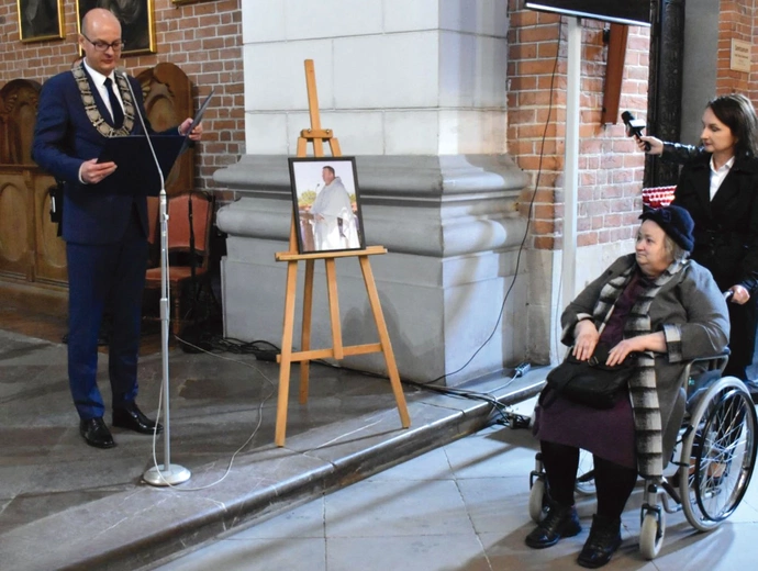 Akt nadania zakonnikowi pośmiertnie tytułu Honorowego Obywatela Miasta Sandomierza odebrała jego mama Alicja Piłat.