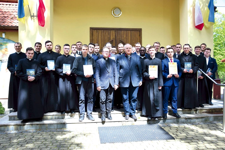 Uczestnicy konkursu przed kaplicą w Turnie. 