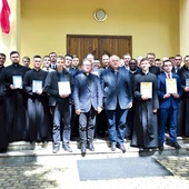 Uczestnicy konkursu przed kaplicą w Turnie. 