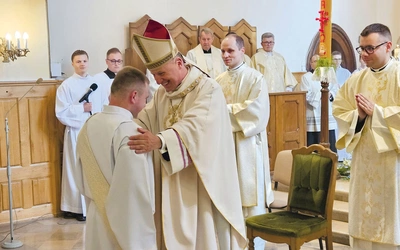 Moment nałożenia stuły diakona przez pasterza diecezji.