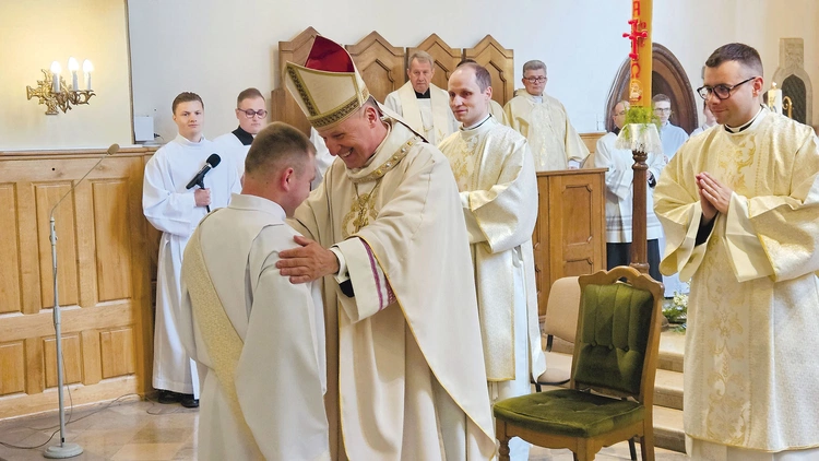 Moment nałożenia stuły diakona przez pasterza diecezji.