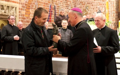 Statuetkę dr. n. med. Robertowi Wiraszce wręczył bp Marek Solarczyk.