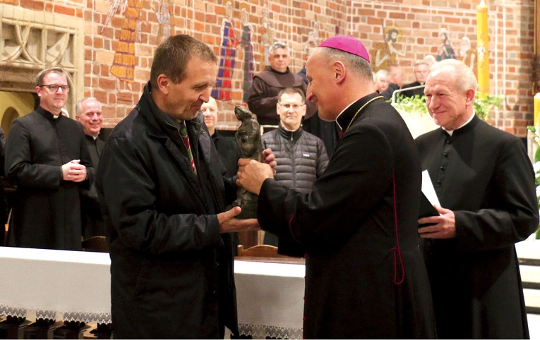 Statuetkę dr. n. med. Robertowi Wiraszce wręczył bp Marek Solarczyk.