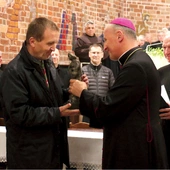 Statuetkę dr. n. med. Robertowi Wiraszce wręczył bp Marek Solarczyk.