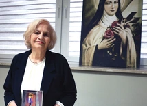 W książce Teresa Ewa Opoka opowiada o tym, że w jej życiu nieustannie zdarzają się cuda, duże i małe. Takie łaski są dostępne dla każdego z nas, trzeba się jedynie na nie otworzyć.