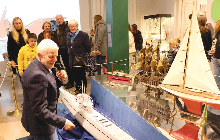 Podczas wernisażu po wystawie oprowadzał Marek Sosenko. 