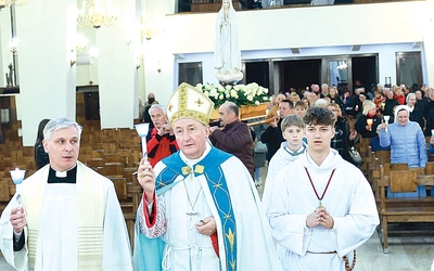  Po Mszy św. odbyła się procesja fatimska.