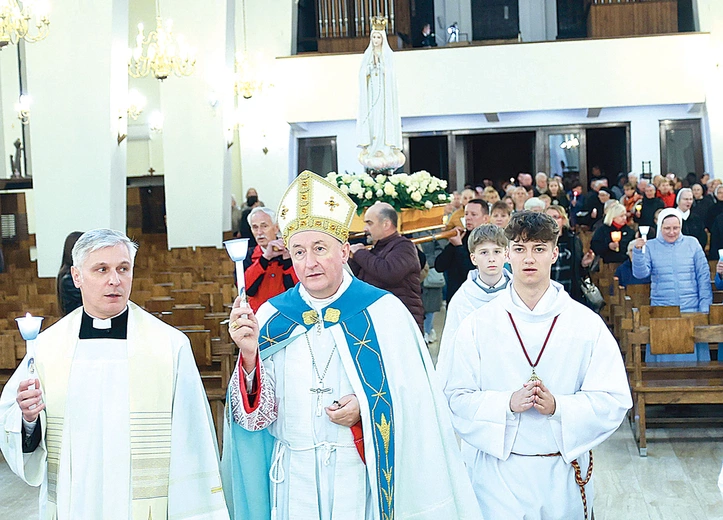  Po Mszy św. odbyła się procesja fatimska.