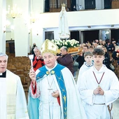  Po Mszy św. odbyła się procesja fatimska.