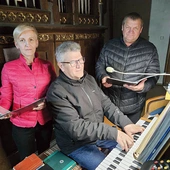Stanisław Pazdan za organami oraz Anna Prokop i Józef Kalita, którzy należą do najstarszych stażem śpiewaków.