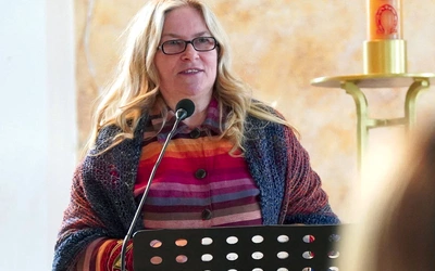 – Czy mam wypowiadać takie słowa tymi samymi ustami, które mówią „kocham cię”, którymi przyjmuję Komunię św., którymi daję całusa w czółko? – pytała prelegentka.