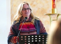 – Czy mam wypowiadać takie słowa tymi samymi ustami, które mówią „kocham cię”, którymi przyjmuję Komunię św., którymi daję całusa w czółko? – pytała prelegentka.