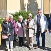 Przedstawiciele wspólnoty Przyjaciół Paradyża z parafii pw. Trójcy Świętej w Gorzowie Wlkp., która w tym roku świętuje jubileusz 20-lecia. 