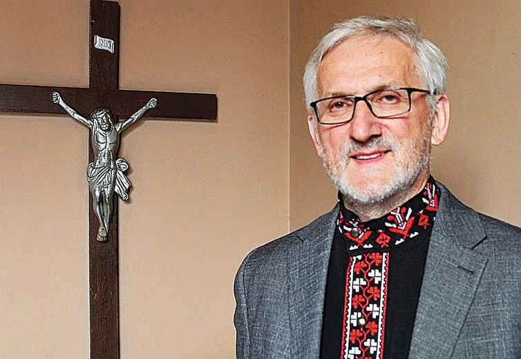 – Św. Andrzej Bobola jest kamieniem węgielnym naszej polskości. Była ona zbudowana i związana na stałe z Kościołem katolickim. Dał przykład, że warto poświęcić życie wierze – podkreśla Wojciech Weryszko, lekarz otolaryngolog, prezes Towarzystwa Miłośników Polesia i Białkowa, społecznik, autor licznych wydawnictw i opracowań dotyczących kultury poleskiej. Otworzył Muzeum Etnograficzne „Petelewo” im. Ludwika Weryszko w Białkowie.