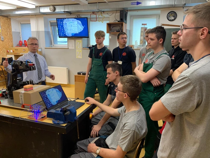 Z robotami za pan brat