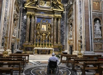 Papież Franciszek modlący się przed obrazem Salus Populi Romani