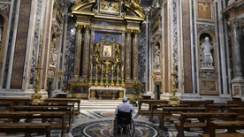 Papież Franciszek modlący się przed obrazem Salus Populi Romani