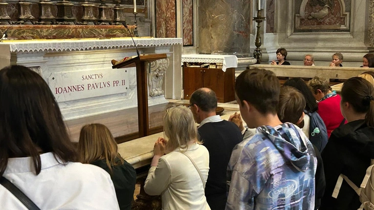 Kard. Ryś przy grobie św. Jana Pawła II: Najpierw miłość, potem wymagania