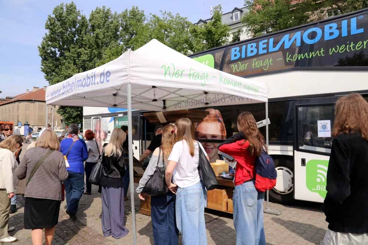 Pismo Święte w bibliobusie
