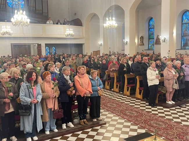 Wierni przynieśli do świątyni róże, które ofiarowali św. Ricie.