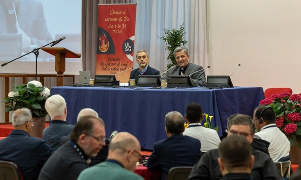 kard. Grech (z prawej) podczas wystąpienia