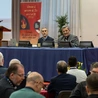 kard. Grech (z prawej) podczas wystąpienia
