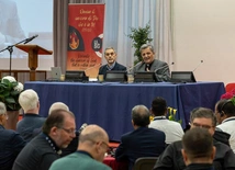 kard. Grech (z prawej) podczas wystąpienia