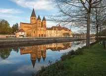 Monumentalna bazylika Najświętszego Serca Pana Jezusa w Paray-le-Monial. Od tego miejsca wielu zaczyna zwiedzanie miasteczka.