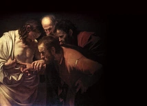 W pewnym sensie za prekursora nabożeństwa do Serca Jezusa można uznać św. Tomasza Apostoła. Wątpiący uczeń Jezusa chciał dotknąć Jego ran. To właśnie przebite ręce i nogi oraz rana w boku były dla niego dowodem tożsamości Chrystusa po zmartwychwstaniu.