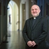 O. Robert Więcek Jezuita, rekolekcjonista, poeta, dyrektor Sekretariatu Krajowego Apostolstwa Modlitwy. Studiował w Krakowie i na Papieskim Uniwersytecie Gregoriańskim w Rzymie. Pracował w Rumunii i Grecji. Obecnie posługuje w Krakowie.