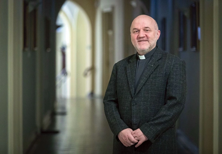 O. Robert Więcek Jezuita, rekolekcjonista, poeta, dyrektor Sekretariatu Krajowego Apostolstwa Modlitwy. Studiował w Krakowie i na Papieskim Uniwersytecie Gregoriańskim w Rzymie. Pracował w Rumunii i Grecji. Obecnie posługuje w Krakowie.