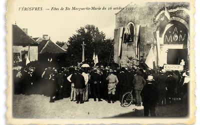 Zdjęcie archiwalne przedstawiające uroczystości ku czci św. Małgorzaty Marii w Vérosvres w 1921 roku.