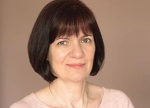 Małgorzata Forysiak Z wykształcenia muzykolog. Autorka książek „Niosąca Ducha” (2021) i „Tajemnica Jana” (2022), które ukazały się nakładem wydawnictwa eSPe. Należy do Odnowy w Duchu Świętym przy parafii św. Józefa Oblubieńca w Obornikach Wielkopolskich oraz współtworzy wspólnotę małżeństw Dzieci Jezusa i Maryi.