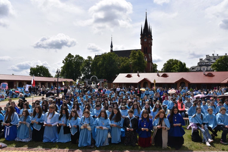 Pielgrzymka DSM do Szczepanowa - błogosławieństwo przewodniczek