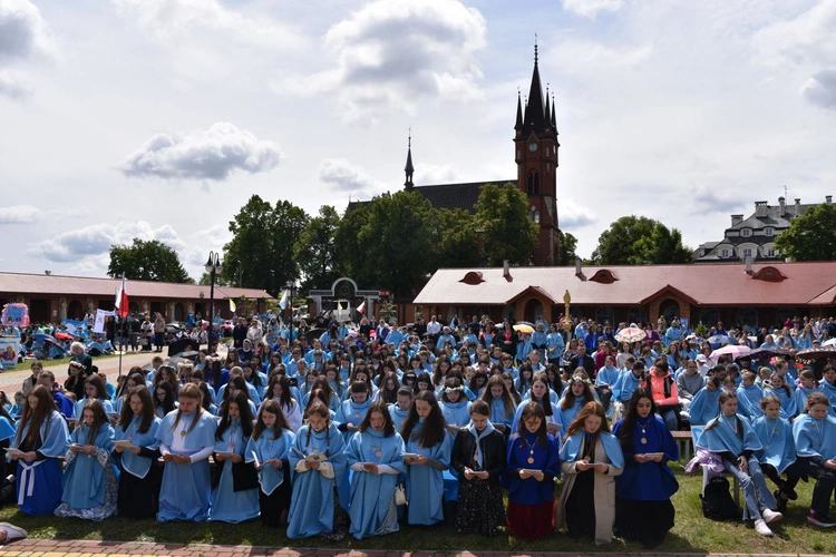 Pielgrzymka DSM do Szczepanowa - błogosławieństwo przewodniczek