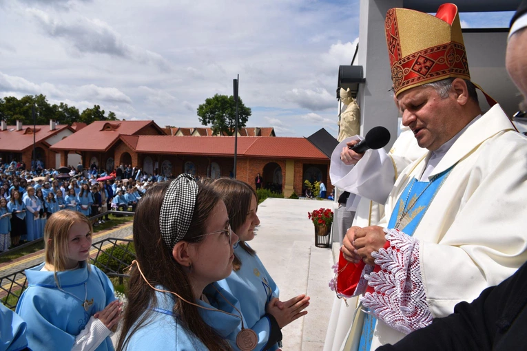 Pielgrzymka DSM do Szczepanowa - błogosławieństwo przewodniczek