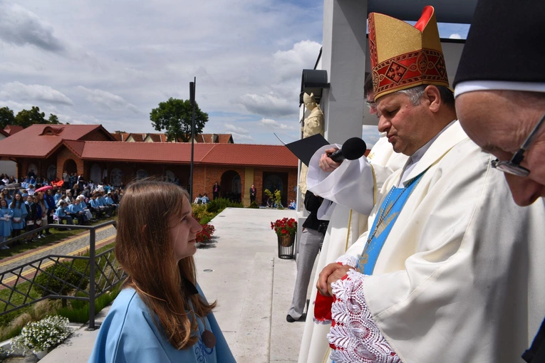 Pielgrzymka DSM do Szczepanowa - błogosławieństwo przewodniczek